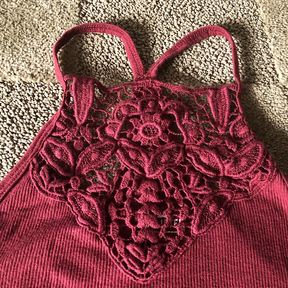 HOLLISTER - small- lace trimmed racer back tank